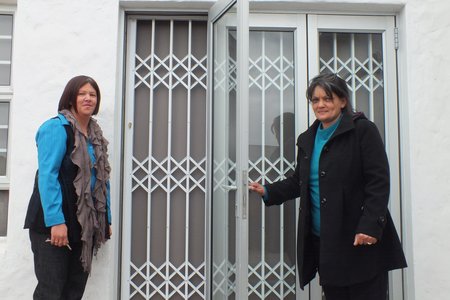 Joanne Swart en Suster Lesinda Cunningham tydens die oopsluit van die agterdeur van Gansbaai Huis